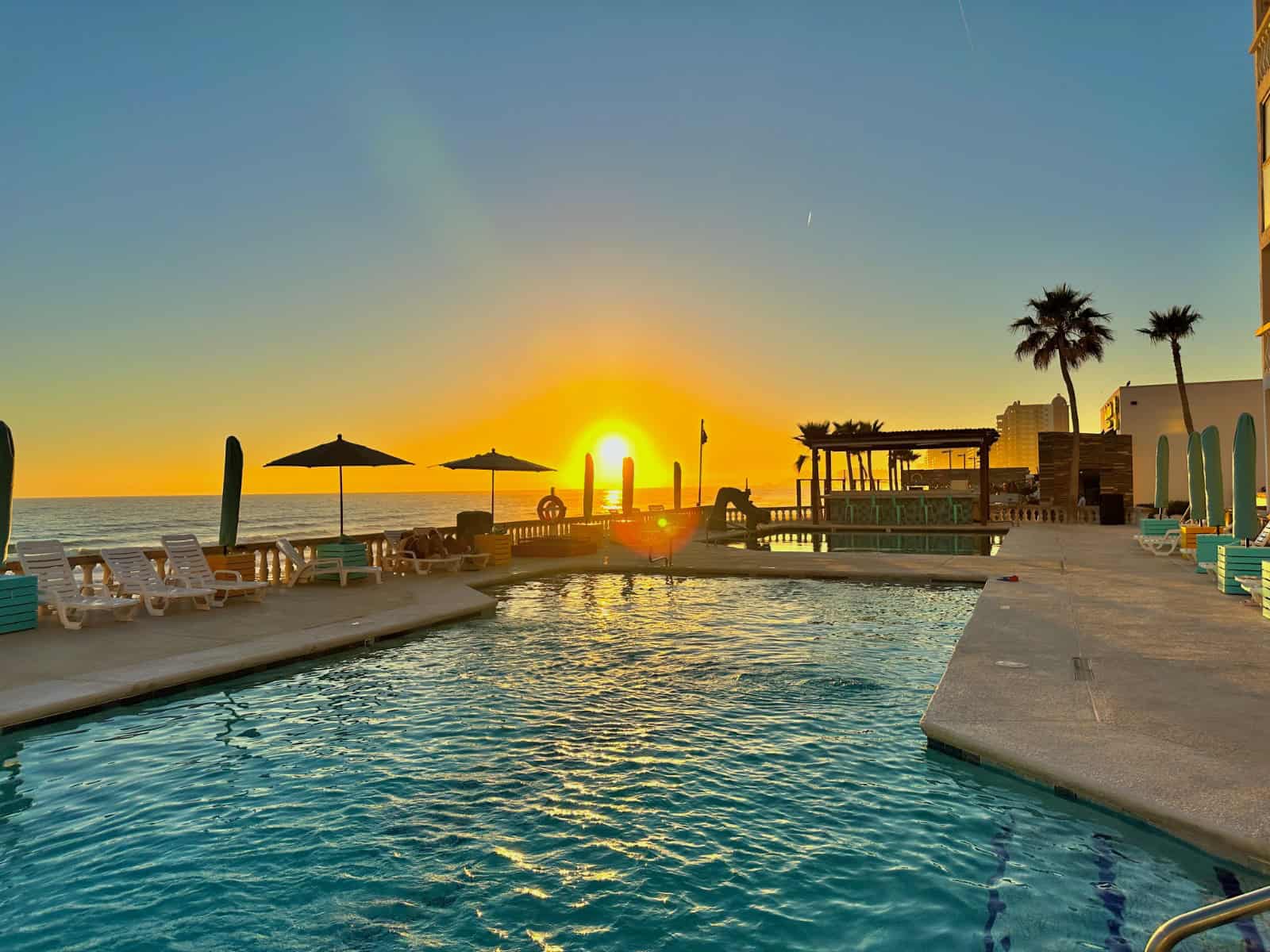 Atardecer desde la alberca de Playa Bonita