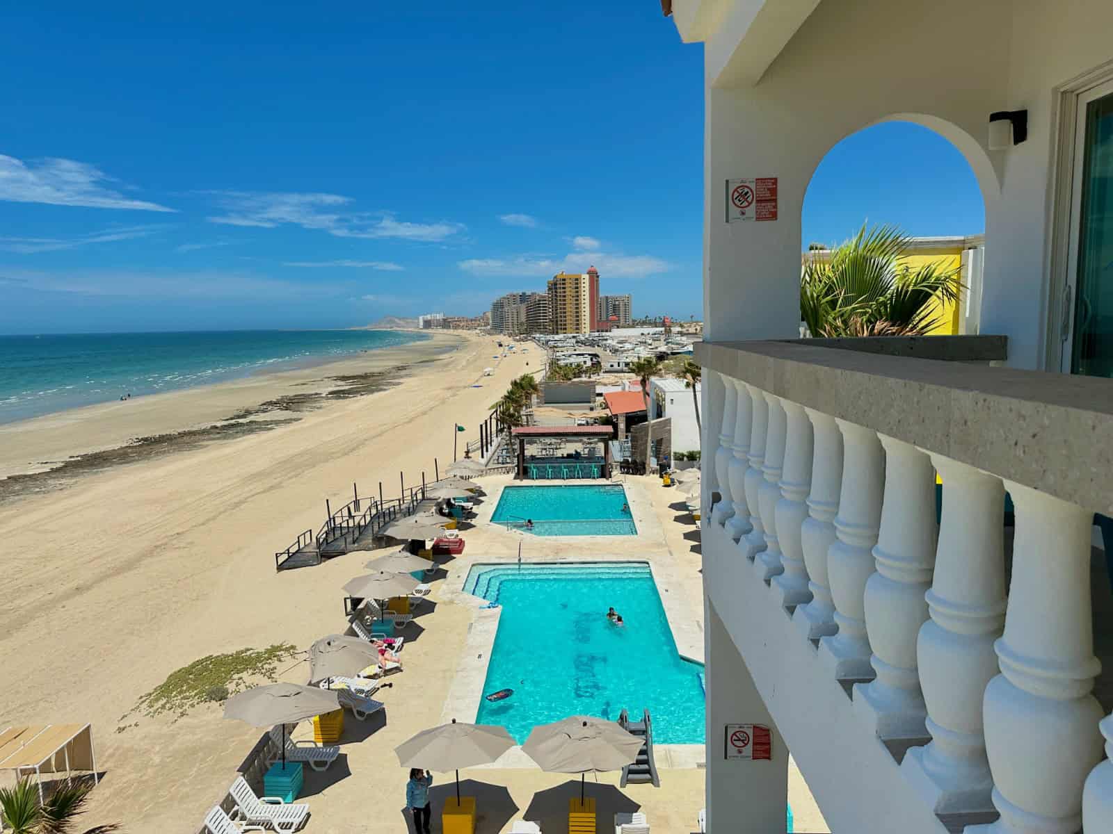 Albercas climatizadas de Playa Bonita Resort frente al Mar de Cortés
